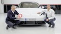 Vodafone Chef Ametsreiter (links) hlt eine 5G-Antenne von Ericsson in der Hand, rechts Porsche Entwicklungschef Michael Steiner.