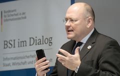 Arne Schnbhm, Chef des BSI, interessiert sich fr die Sicherheit von Handys "Made in China"
