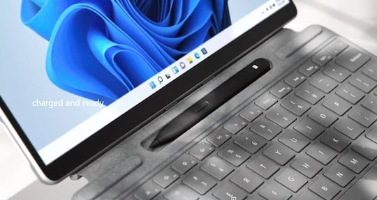 Der Surface Slim Pen 2 in der speziellen Aussparung