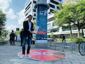 Vodafone-Technik-Chef Gerhard Mack vor der ersten Vodafone-5G-Litfasule in Dsseldorf