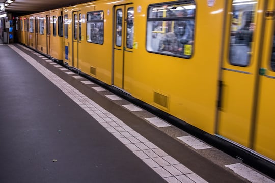 Mobilfunk in der Berliner U-Bahn bleibt weiterhin schwierig. Eine o2-SIM-Karte ist Pflicht.