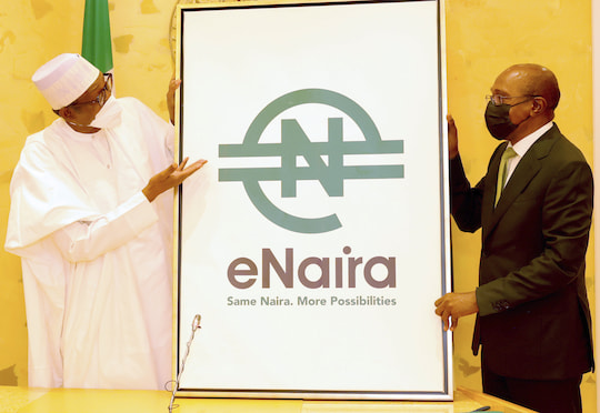 Muhammadu Buhari (l.), Prsident von Nigeria, und Godwin Emefiele, Gouverneur der Zentralbank stellen ein Plakat zur Einfhrung einer digitalen Whrung namens eNaira vor