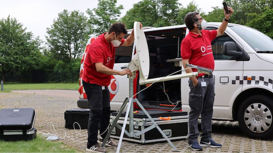 Vodafone-Techniker bei ihrer Arbeit im Flutgebiet