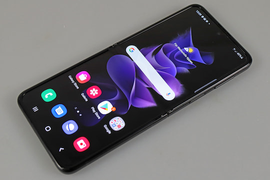Modelle wie das Galaxy Z Flip 3 5G sollen im Dezember ein Update auf Android 12 erhalten