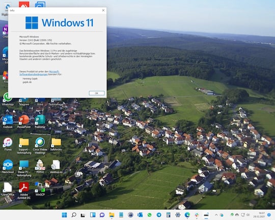 Windows 11 hat die Version 22000.376 und fllt durch das mittige Taskleisten-Men auf.