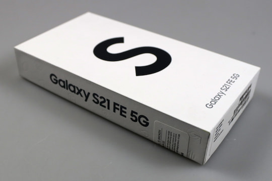 Das Samsung Galaxy S21 FE in seiner Schachtel