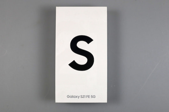 Samsung Galaxy S21 FE in seiner Schachtel