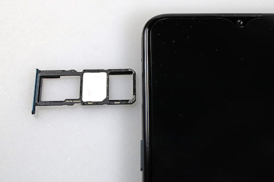 SIM-Kartenslot: Zwei Nano-SIM-Karten und eine MicroSD-Karte sind mglich