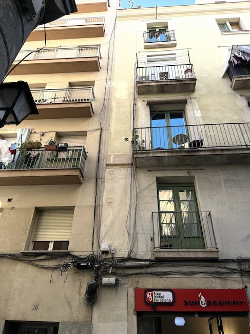 Bitte eine Glasfaserleitung Leitung in den 5. Stock: Wirf und fang und fertig. Gefunden im Zentrum von Barcelona
