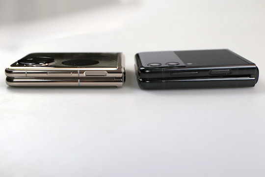 Das Huawei P50 Pocket (l.) schliet zusammengeklappt ab, das Flip 3 nicht