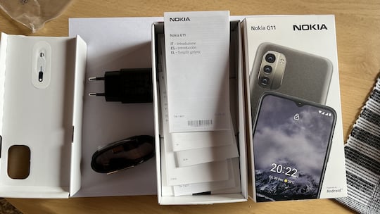 Das Nokia G11 kommt im weien Pappkarton. Netzgert, USB-C-Kabel und einige Anleitungen, aber keine Kopfhrer liegen bei.