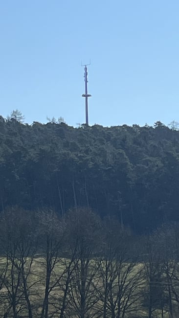 Auf der Mossauer Hhe steht der Beton-Turm. Oben die Stimmgabel-Antenne, darunter Antennen von Telekom und Telefnica (o2).