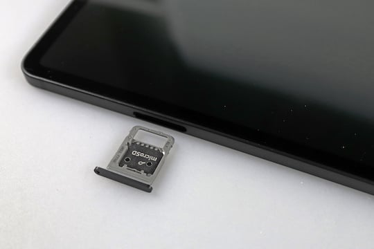 SIM-Steckplatz mit microSD-Slot
