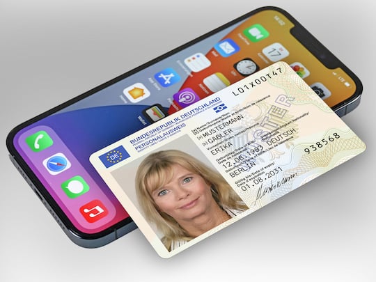 Die Online-Funktion von Personalausweisen kann mit Smartphones (Bild: iPhone) und der "Ausweisapp2" genutzt werden