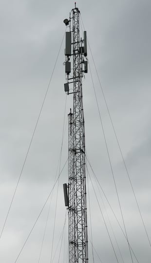 Antennen einer 5G-Basisstation fr C-Band und Millimeterwellen. In Deutschland wird zwischen 700 und 3.800 MHz gesendet.