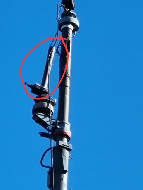 ber diese Rundstrahl-Antenne wird das Signal vor Ort ausgestrahlt.