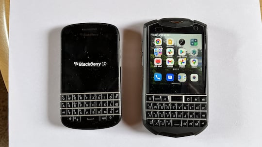 Die hnlichkeit ist klar: BlackBerry Q10 (links) und Unihertz Titan Pocket (rechts).