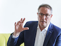 Der rheinland-pflzische Digitalminister Alexander Schweitzer freut sich, dass weie Flecken im Mobilfunk gestopft werden.