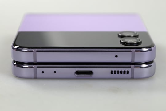 Flip 4: Blick auf USB-C-Anschluss, Auendisplay und Dual-Kamera