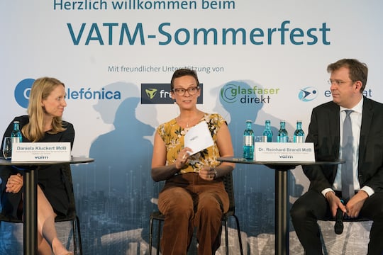 Spannende Diskussionen beim VATM: Staatssekretrin Daniela Kluckert (BMDV links), Sarah Neumayer (VATM Hauptstadtbro, Mitte), Dr. Reinhard Brandl (MdB, CDU/CSU-Fraktion)