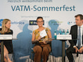 Spannende Diskussionen beim VATM: Staatssekretrin Daniela Kluckert (BMDV links), Sarah Neumayer (VATM Hauptstadtbro, Mitte), Dr. Reinhard Brandl (MdB, CDU/CSU-Fraktion)