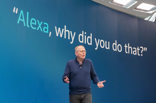 Amazons Gerte-Chef Dave Limp zeigt, wie Nutzer bei Alexa fragen knnen, warum sie etwas getan hat.