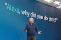 Amazons Gerte-Chef Dave Limp zeigt, wie Nutzer bei Alexa fragen knnen, warum sie etwas getan hat.