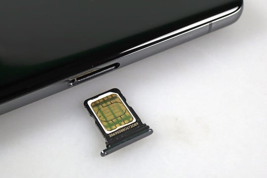 Im Slot ist Platz fr eine Nano-SIM-Karte, der interne Speicher kann nicht per MicroSD erweitert werden