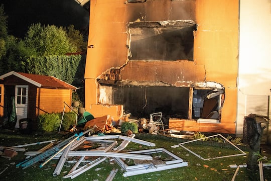 Ein Doppelhaus wurde in Lauterbach (Vogelsbergkreis) bei einem Brand zerstrt. 3 Wochen waren 245 Kunden ohne Telefon oder Internet.
