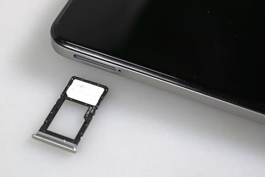 Das G60 erlaubt 2x Nano- oder 1x Nano-SIM plus MicroSD - der eSIM-Chip ist im Gert