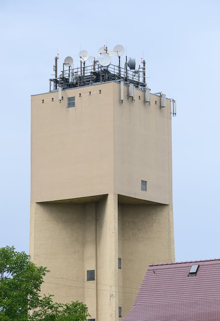 Richtfunkantennen, Fernseh- und Mobilfunkantennen auf dem Wasserturm in Dresden-Klotzsche. Dieser "gehrt" Vantage-Towers