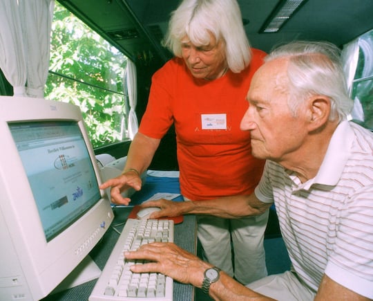 Ein Bild aus dem Jahr 1998: Heute surfen sehr viel mehr Senioren im Netz als damals.