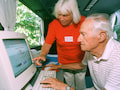 Ein Bild aus dem Jahr 1998: Heute surfen sehr viel mehr Senioren im Netz als damals.