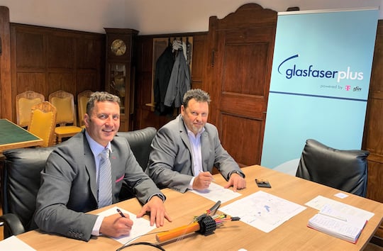 Stadtilms Brgermeister Lars Petermann (r.)  und Marcel Albert, Gebietsmanager Thringen Telekom, unterzeichnen die Vereinbarung fr den Glasfaserausbau