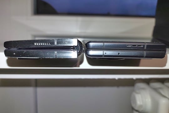 Links Galaxy Z Fold 2 5G, rechts  Vivo X Fold