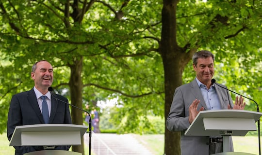 Bayerns Staatsregierung entbrokratisiert das Baurecht fr Mobilfunkantennen. Ministerprsident Markus Sder (rechts) und sein Stellvertreter Hubert Aiwanger (links). Aiwanger erneuerte seine Kritik.