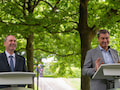 Bayerns Staatsregierung entbrokratisiert das Baurecht fr Mobilfunkantennen. Ministerprsident Markus Sder (rechts) und sein Stellvertreter Hubert Aiwanger (links). Aiwanger erneuerte seine Kritik.