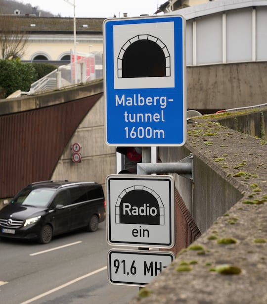 Im Malbergtunnel knnen das Radioprogramm von SWR3 und Mobilfunksignale von Vodafone empfangen werden. Telekom und o2 sollen spter folgen.