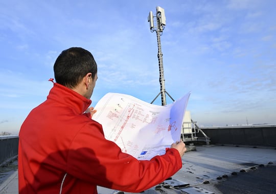 Planer vor einem 5G-Sendemast von Vodafone in NRW.