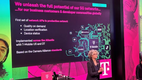 Telekom Technik Vorstndin Claudia Nemat stellt die neuen Netz-APIs vor.