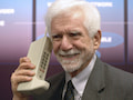 Martin Cooper mit dem Motorola DynaTEC