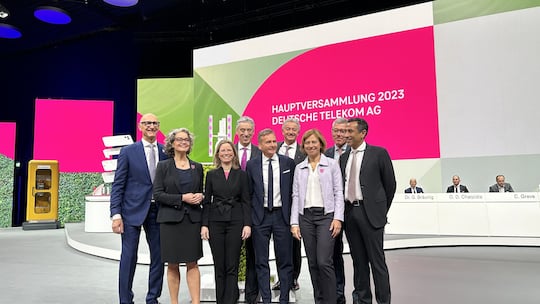 Von links: Tim Httges (CEO), Claudia Nemat (Technologie), Birgit Bohle (Personal), Frank Appel (Vors.Aufsichtsrat), Dominique Leroy (Europa), Christian Illek(CFO) und Srini Gopalan (TDG)