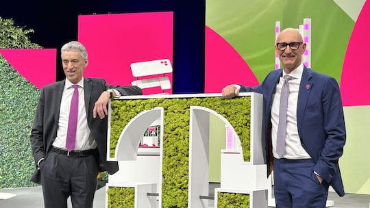 Da freut sich der neue (Aufsichtsrats-)Chef von Tim Httges (rechts), Dr. Frank Appel (links). Die Telekom hat die Mehrheit bei T-Mobile US.
