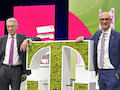 Da freut sich der neue (Aufsichtsrats-)Chef von Tim Httges (rechts), Dr. Frank Appel (links). Die Telekom hat die Mehrheit bei T-Mobile US.
