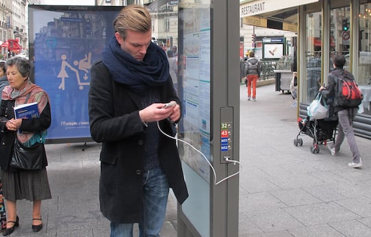Beispiel fr eine ffentliche USB-Ladestation an einer Bushaltestelle in Paris