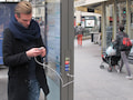 Beispiel fr eine ffentliche USB-Ladestation an einer Bushaltestelle in Paris