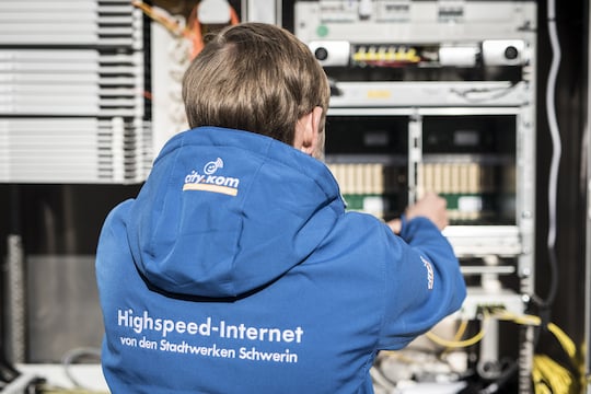 Ein Servicetechniker der Stadtwerke Schwerin nimmt einen neuen Glasfaseranschluss in Betrieb. Derzeit wehren sich die Stadtwerke gegen dubiose Vertriebler, die an der Haustr Daten ihrer Kunden abfragen und zum Wechsel des Internetanbieters drngen.