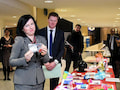 EU-Kommissarin Vera Jourova (li) bei einer Pressekonferenz zu der Produktsicherheit.