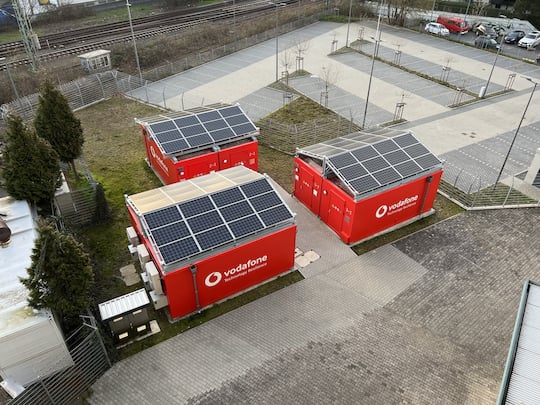 Die in Frankfurt stationierten Netz-Notfall-Container von Vodafone knnen ber Solarzellen gespeist werden. 