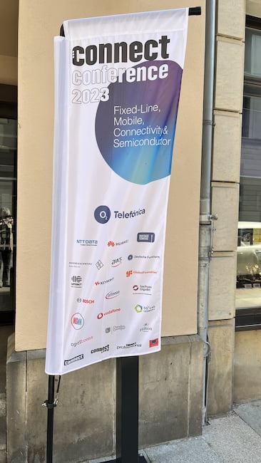 Bei der Connect-Conference nahmen Vertreter aller vier (!) Netzbetreiber teil. Sponsoren waren u.a. o2-Telefnica und Vodafone.
